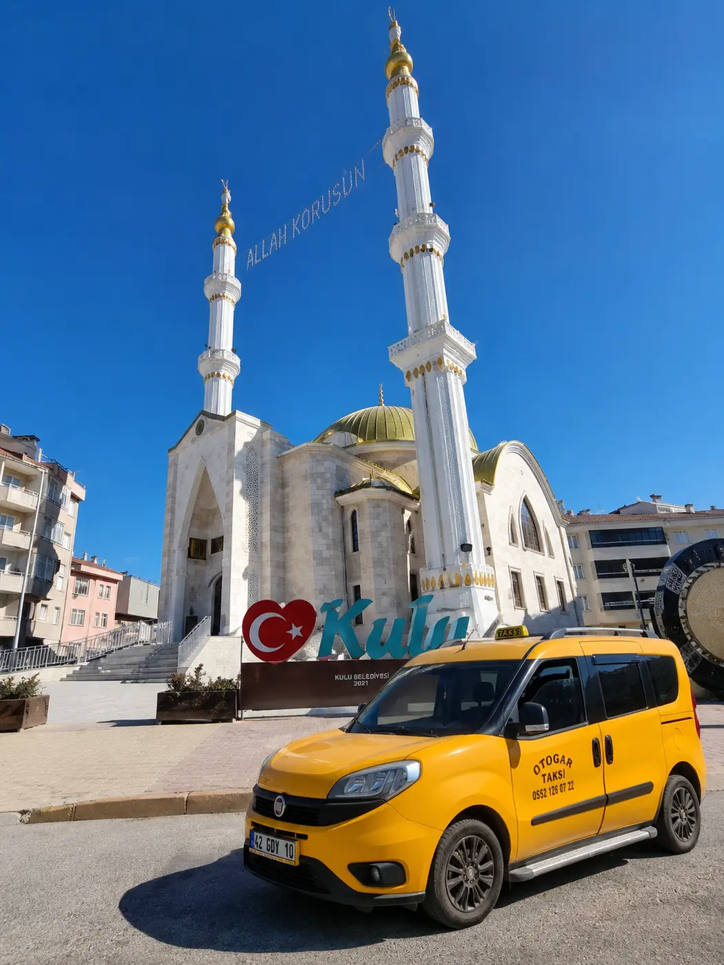Kulu Camii önünde sarı taksi aracı