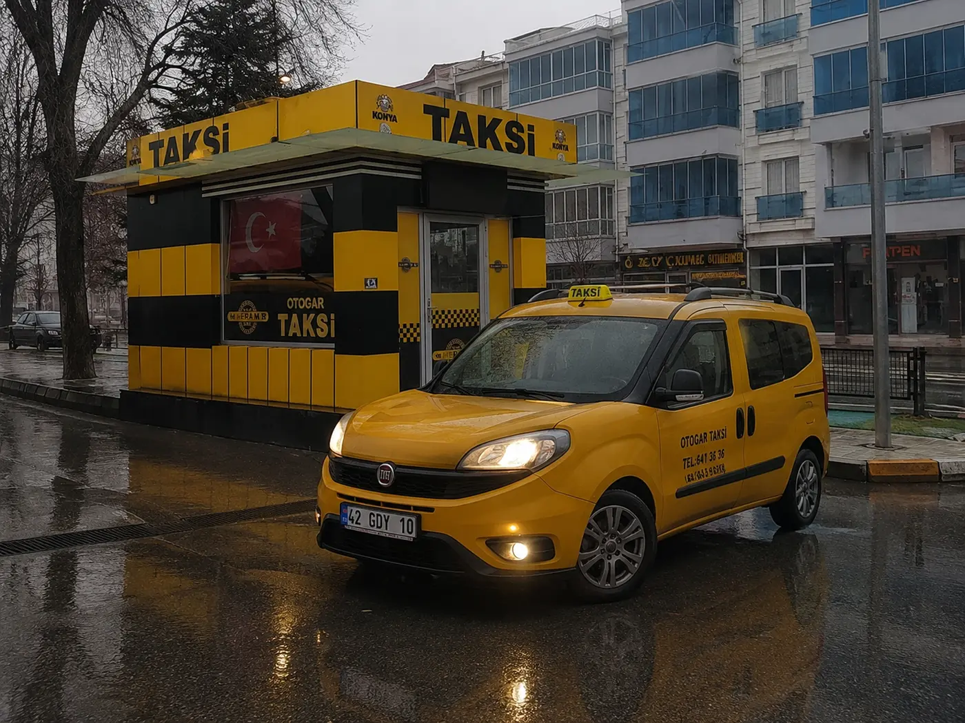 Yağmurlu havada Kulu taksi durağı ve taksi