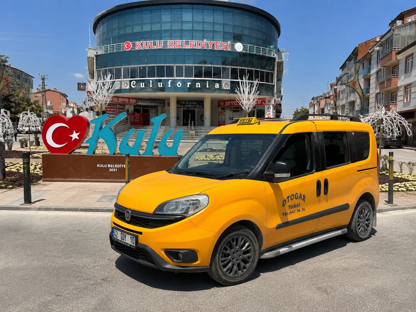 Kulu meydanında sarı Kulu taksi aracı