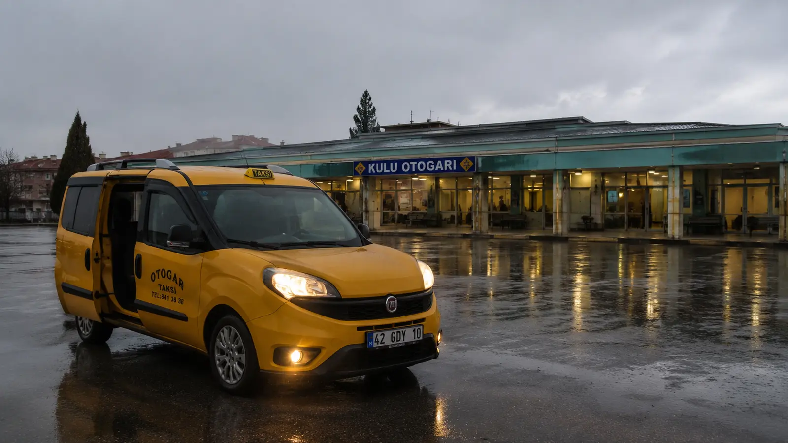 Yağmurlu günde Kulu Otogarı önünde sarı taksi